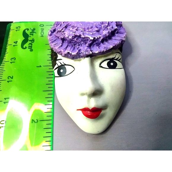 80's Vintage Victorian Lady Face with Purple Hat Brooch Pin - Picture 3 of 4